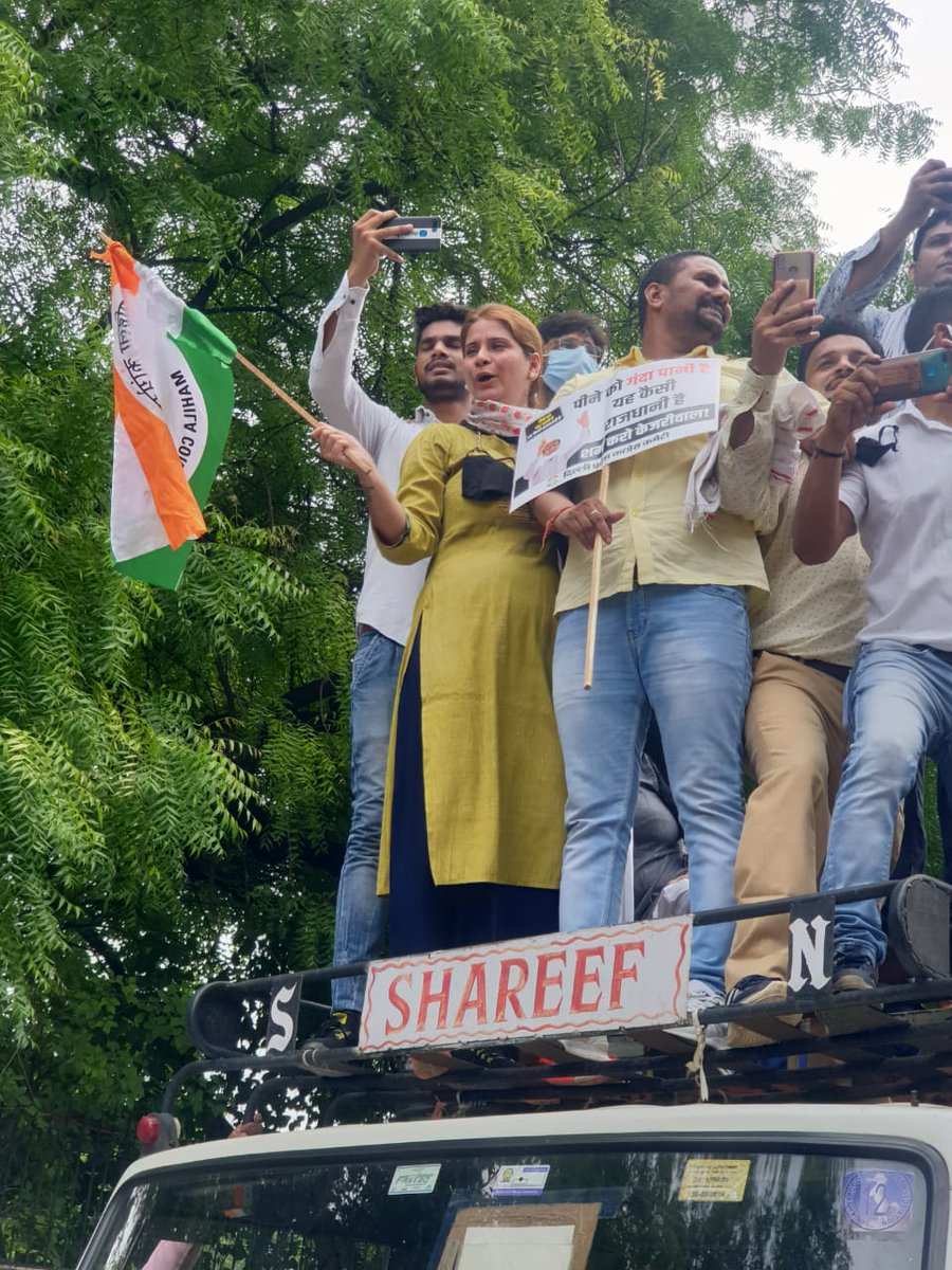 Priyajayant1's tweet photo. @ArvindKejriwal की नाकामी, @BJP4India के आगे घुटने टेकने,चुप्पी बनाए रखने से दिल्लीवासियों के हक की आवाज दबाए जाने के विरोध में @INCDelhi अध्यक्ष @Ch_AnilKumarINC जी के नेतृत्व में,@DelhiPMC अध्यक्षा @AmritaDhawan1जी के आदेशानुसार महिलाकांग्रेस ने विधान सभा पर विरोध प्रर्दशन किया https://t.co/l8G1ODoxn2