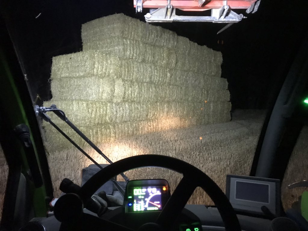 bigard_q's tweet photo. #Moissonneur le jour ☀️ Empileur de paille la nuit 🌜 Les journées de beau temps sont bien remplies ! #FAgTw #CeuxQuiFontLaViande 🐮😎 https://t.co/Uxyv7DSMpp