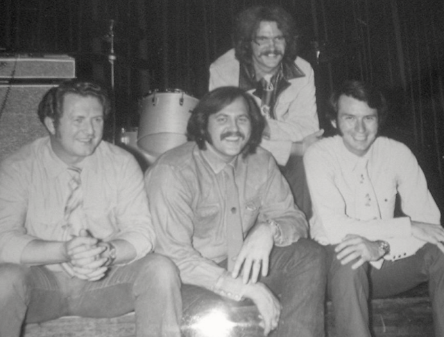 Were any of our followers lucky enough to catch the First National Band live? #tbt

#MichaelNesmith #MikeNesmith #RedRhodes #JohnKuehne #JohnnyWare #FirstNationalBand #countryrock