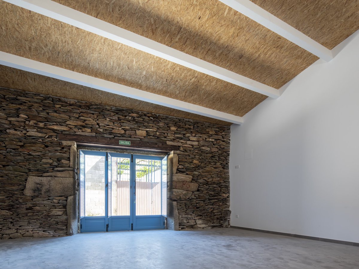 Acabamos de entregar un pequeño centro social en A Devesa, Vilardevos, intentando aprovechar y enmarcar el único elemento existente y que mantiene el carácter y la esencia del lugar. 
Fotos:  Héctor Santos-Diez
#renovation #refurbishment #retrofit #rehabilitación #architecture