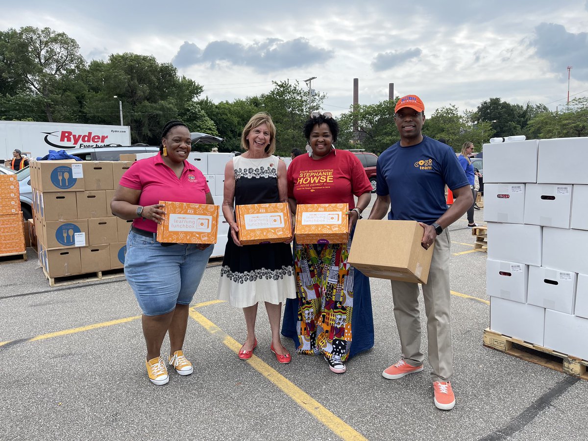 stephaniehowse's tweet photo. Had a good time passing out the #LearningLunchbox courtesy of @COSI with Rep @Juanita_Brent and First Last Fran DeWine at the weekly food distribution by @CleFoodBank
#ThisIsCLE https://t.co/uiiy0WvqCI