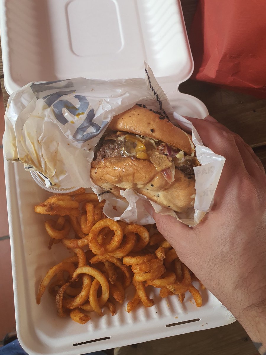 Pepe_Takilla's tweet photo. 5ta hamburguesa del #burgerweekpty
El Verdugo de "The Wallace"
Puntuación: 8.5/10
Reseña: Muy bien balanceada, esperaba una carne tipo pancake y me sorprendió; tiene una porcion bastante aceptable.
El pan de papa, muy bueno, en general bastante buena y jugosa. https://t.co/GwGr8XNEHH