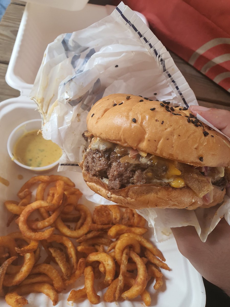 Pepe_Takilla's tweet photo. 5ta hamburguesa del #burgerweekpty
El Verdugo de "The Wallace"
Puntuación: 8.5/10
Reseña: Muy bien balanceada, esperaba una carne tipo pancake y me sorprendió; tiene una porcion bastante aceptable.
El pan de papa, muy bueno, en general bastante buena y jugosa. https://t.co/GwGr8XNEHH