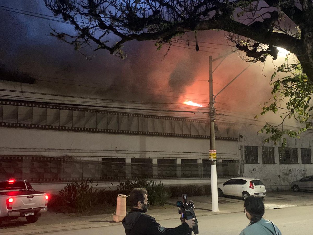 ErikakHilton's tweet photo. URGENTE! Cinemateca Brasileira está pegando fogo. Cultura Brasileira abandonada. Nossa história pegando fogo pelo descaso proposital https://t.co/TShD2y9QPc
