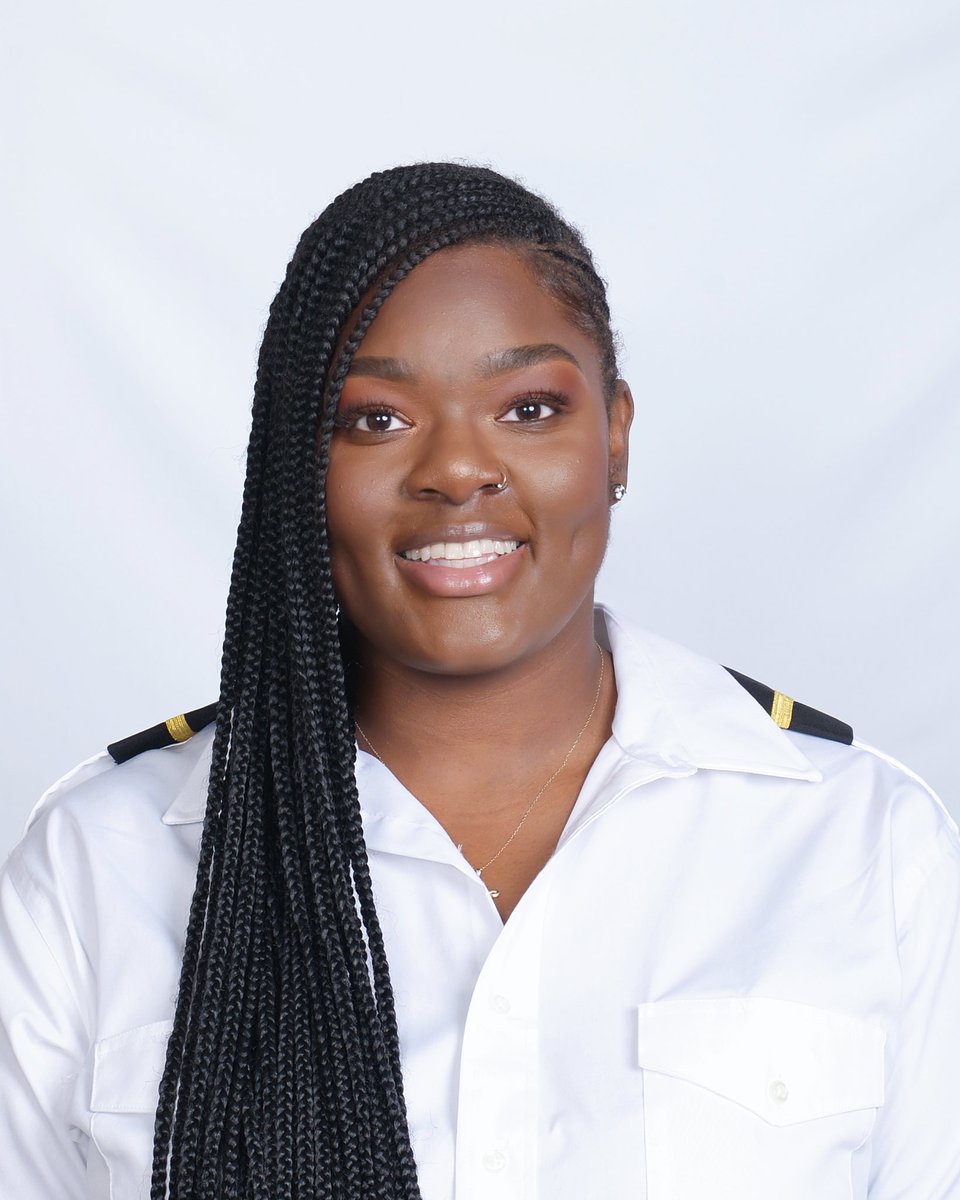 CallMeSade_'s tweet photo. Airline Pilot Loadingggg … after training Imma get real grillz  😂 https://t.co/3AyycODWTk