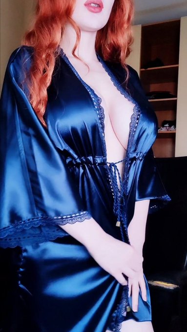 Before you go to bed, I want to remind you that a light dressing gown can be sexier than nudity https://t