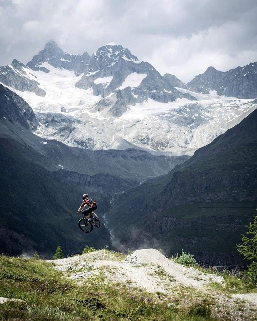 mtbswitzerland's tweet photo. Flugstunden heuer schon genommen?
#MTBswitzerland via @leonsummermatter
.
.
.
#mtb #mtblife #mtbpictureoftheday #enduromtb #pinkbike #BikeMagPOD #pinkbikePOD #bikemagazine #MTB_EDITS #MountainBiking #allmountainbike #trailslikethese #vitalmtbdailyshot #b… https://t.co/anSrXLFsBM https://t.co/3HnYhpTHH9