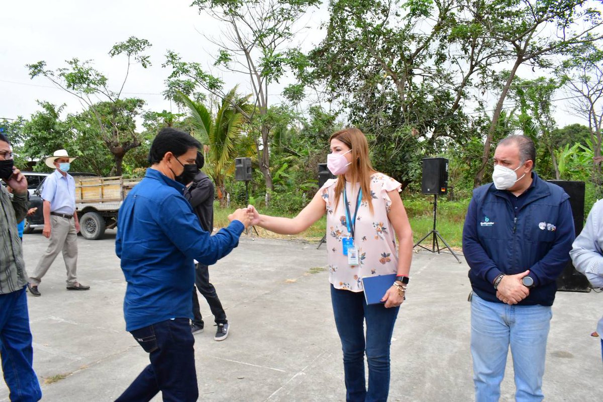 BanEcuadorBP's tweet photo. 📍#Salitre | @LupeVelascoW1, gerente general de BanEcuador, participa en reunión informativa, con la presencia de los asambleístas @Franciscoleonf5, @zolandapluasec y @omarcevallo. 

#JuntosLoLogramos https://t.co/f6hQmeLtHK