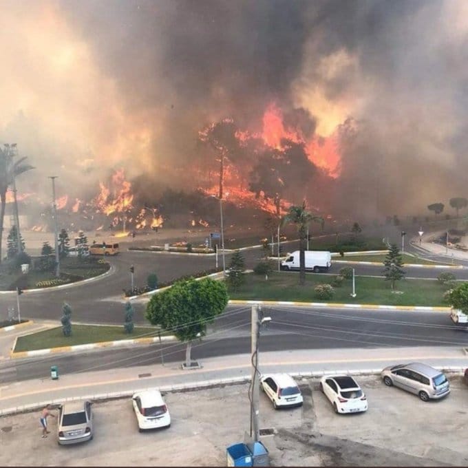 #Manavgat #Bodrum #Kayseri 
#Adana #Marmaris #Mersin #Kocaeli ...
Yangına müdahale etmek için bütçe ayırmayanlar, iklim krizine karşı etkili mücadele yöntemleri geliştirmeyenler, sermaye birikimi uğruna rant/talan siyasetini örenler sorumlulardır. 

#TürkiyeYanıyor