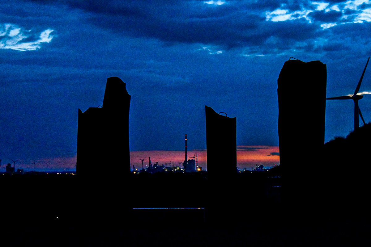 Yesterday's evening hike to #metalhenge, even though it's newly built it's quite a magical place 

Thank you to the nice gentleman who explained everything to me!

#sunset #dusk #twilight #evening #astronomy #astronomical #astronomicalobservatory #bremen #bremenistschön