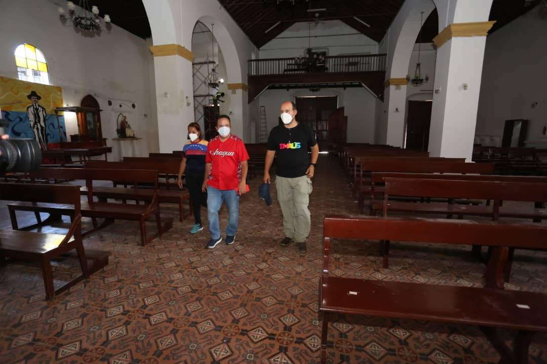 sec_infraragua's tweet photo. El Gdor. del estado bolivariano de Aragua, G/D @R_MarcoTorres , inspeccionó este jueves la Iglesia San Mateo Apóstol, ubicada en el casco central de San Mateo, municipio Bolívar, donde @construaraguasa avanza progresivamente con la etapa final de su rehabilitación. https://t.co/fZJGPsgZ5R