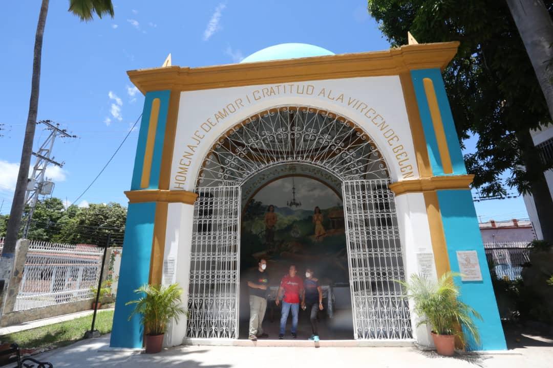 sec_infraragua's tweet photo. El Gdor. del estado bolivariano de Aragua, G/D @R_MarcoTorres , inspeccionó este jueves la Iglesia San Mateo Apóstol, ubicada en el casco central de San Mateo, municipio Bolívar, donde @construaraguasa avanza progresivamente con la etapa final de su rehabilitación. https://t.co/fZJGPsgZ5R