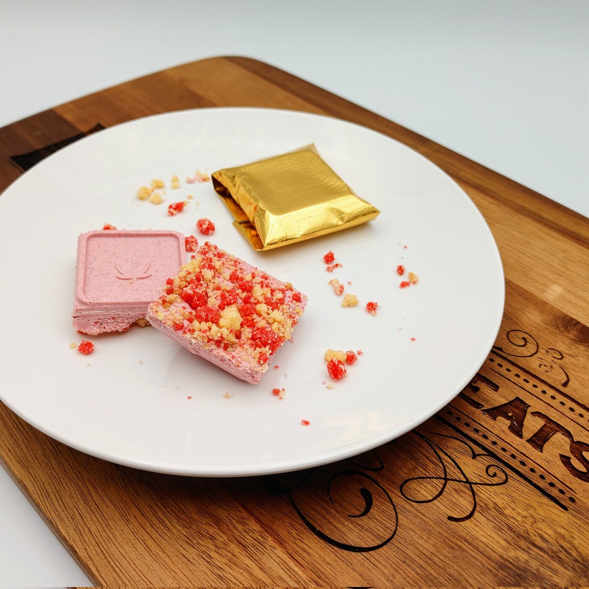 LegalWeedSeries's tweet photo. We gave out free samples of our strawberry shortcake bars... people had rave reviews.  #EdibleArtisanTreats #EATsTreats #EATsFam #EATs @13FoldsMagazine @SnoopDogg @Sethrogen @joerogan @cheechandchong @tommychong @CheechMarin @CoralReefer420 @JimBelushi https://t.co/MlwYFSYSE3 https://t.co/MebJYwLNQJ