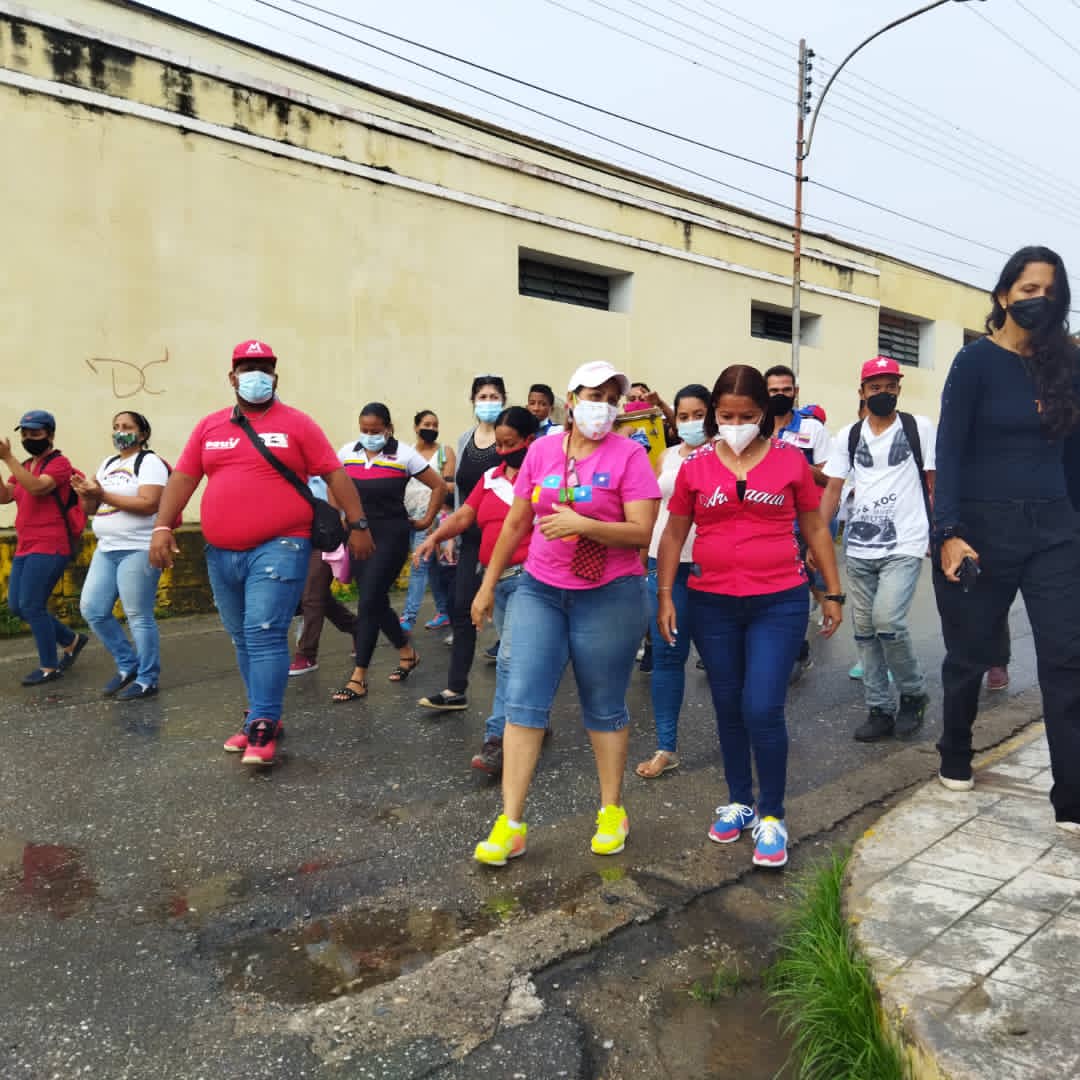 SraUbch's tweet photo. ¡MAS COMPROMETIDOS QUE NUNCA! 
Acompañamos a nuestra pre candidata y Alcaldesa @MarisselaPSUV a un recorrido casa por casa en el sector Centro poblado, escuchando a nuestra gente y demostrando el impetud y compromiso por el bienestar y atencion de nuestro pueblo
 VENCEREMOS https://t.co/92GJjmFpEr