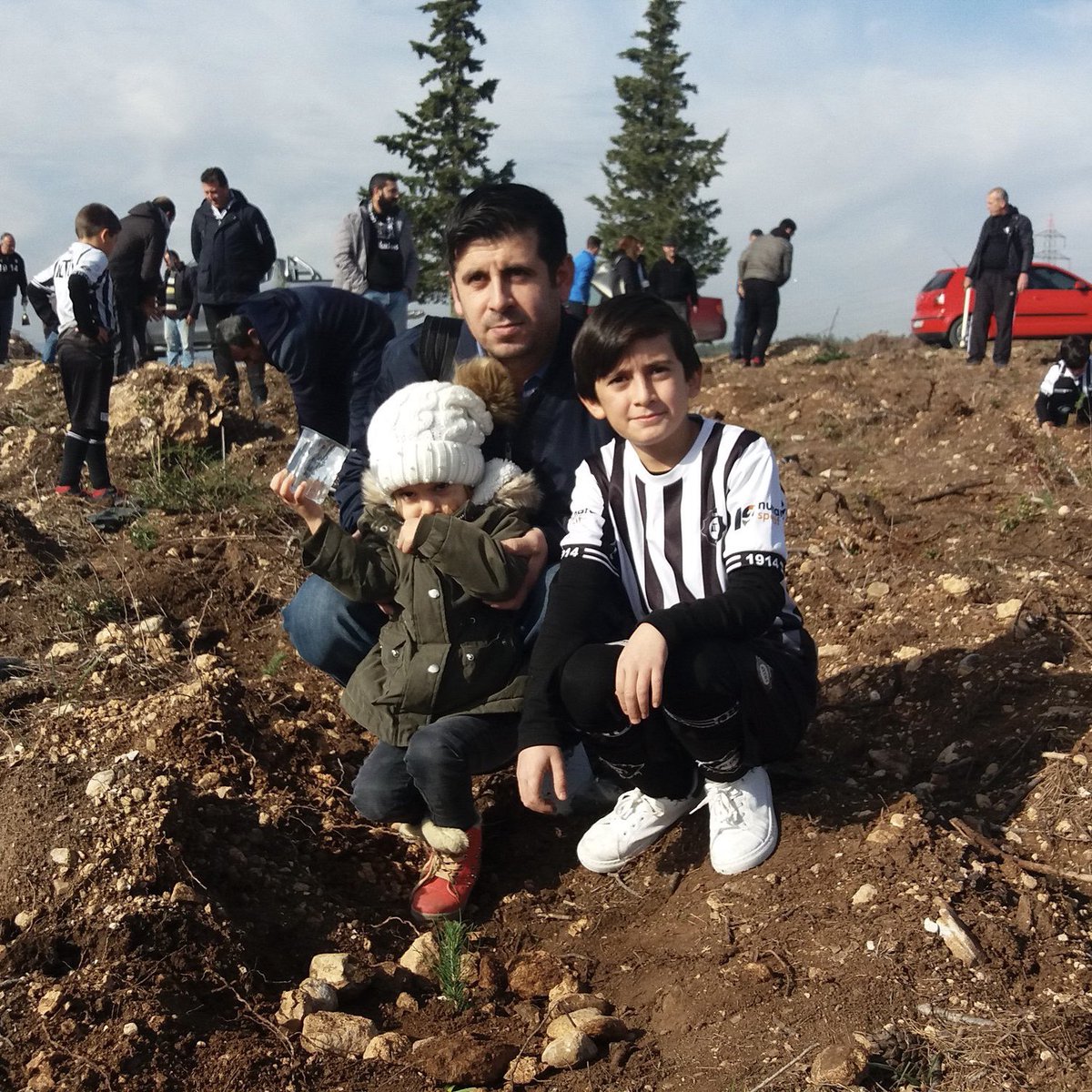 forzaaltay_'s tweet photo. İki yıl önce Altay 1914 Taraftarlar Derneği olarak İzmir'de yanan ormanlık alana 1914 fidan diktik. Yarının doğası bugünden yaratılır diyoruz. Şimdi de bu tweetin alacağı her RT için 1 fidan dikiyoruz. https://t.co/1rC02qba38