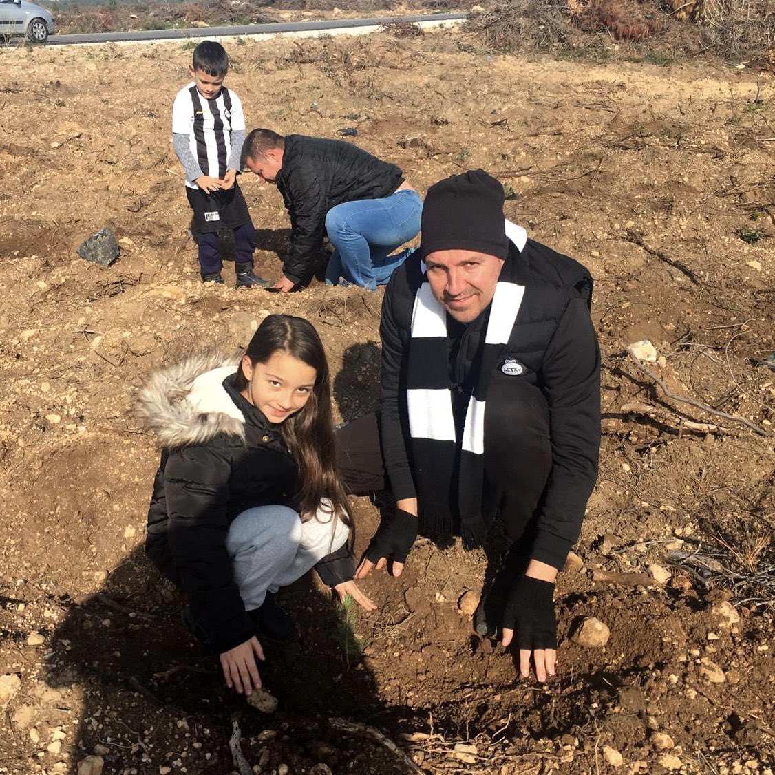 İki yıl önce Altay 1914 Taraftarlar Derneği olarak İzmir'de yanan ormanlık alana 1914 fidan diktik. Yarının doğası bugünden yaratılır diyoruz. Şimdi de bu tweetin alacağı her RT için 1 fidan dikiyoruz.