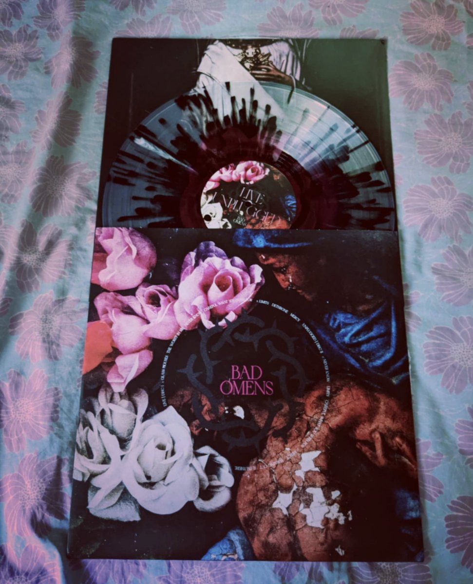 The beauty of the #LiveAndUnplugged  vinyl is out of this world! 😍💖✨
Who's got their own copy? Keep tagging us in your posts/stories! We love seeing them! 🥰🖤