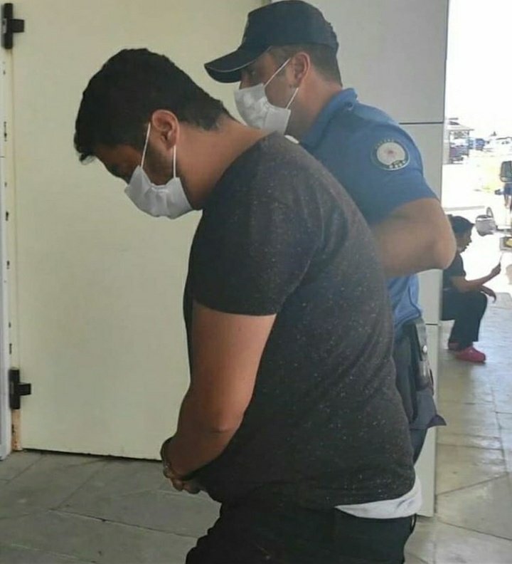 peteksue's tweet photo. Bu herif Ankara'da yangın çıkarmaya çalışırken tutuklanmış. Aynısını 16 temmuzda bir daha yapmış ve yine serbest kalmış. Askeriyeyi yakmaya çalıştığı söyleniyor. #AtesinCocukları #Bodrumyanıyor #adanayanıyor #allahbelanızıversin #yangin #yangınvar #YANIYORUZ #PKKyakti #PKKYAKIYOR https://t.co/uuhJhPkRjr