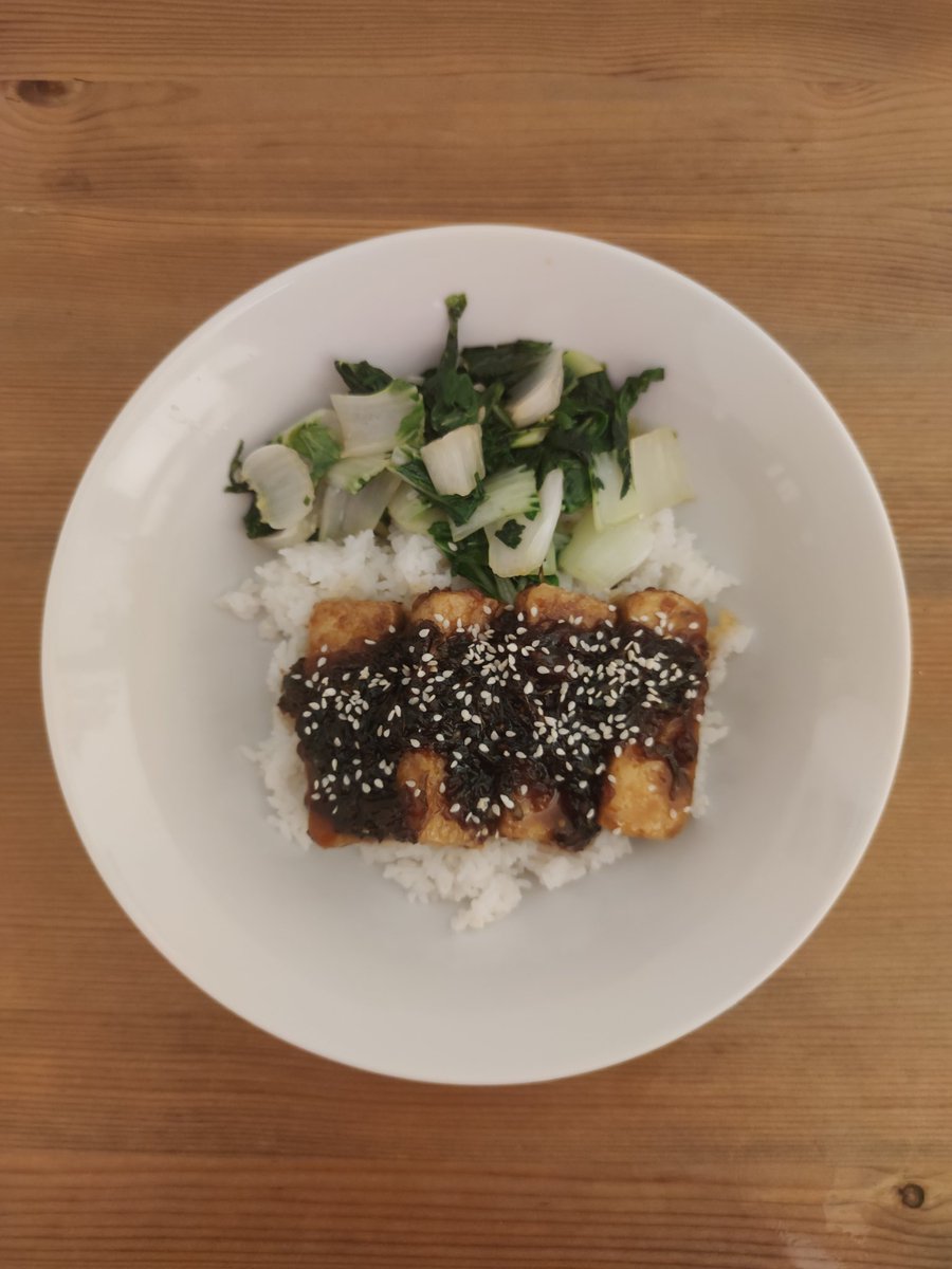 CTJFerguson's tweet photo. Day 6 in 🇻🇳 on our #worldfoodtour #ChemistsWhoCook. Prawn summer rolls with peanut dipping sauce for lunch and then sticky ginger tofu for dinner. https://t.co/vGNA5Rixuy