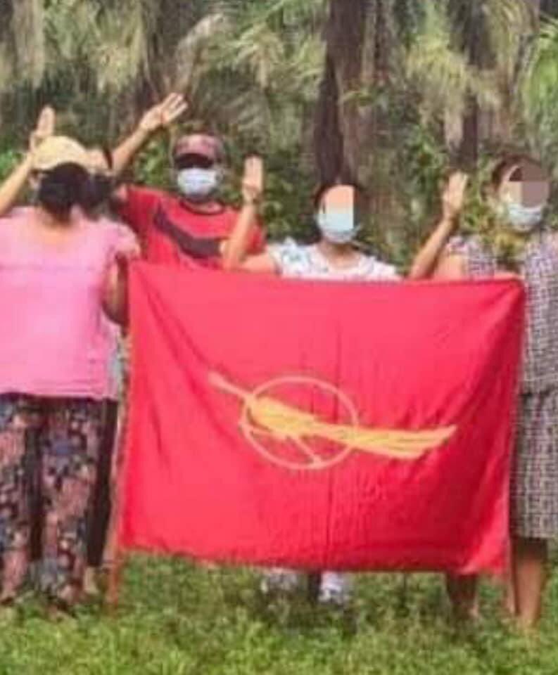 A group of local residents from Launglon’s Laythunkhan village staged a guerrilla protest in defiance of terrorist regime this morning.
#OurGovernmentNUG   #WhatsHappeningInMyanmar #July30Coup