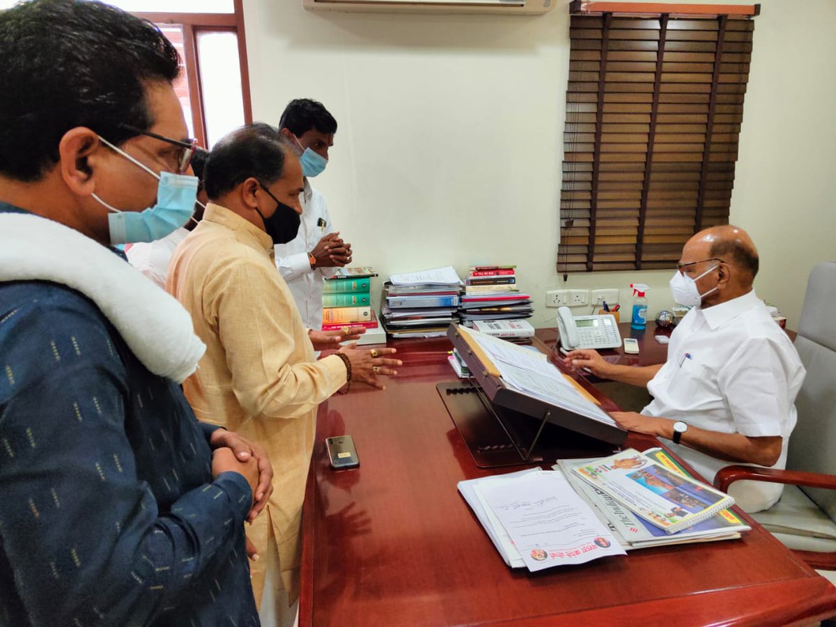 vishnuchavan155's tweet photo. #sebc_२१८५_नियुक्त्या मिळाव्या आणि मराठा आरक्षण प्रश्न मार्गी लागावा या बाबतीत मा.@PawarSpeaks साहेब यांची मनोज दादा जरंगे पतीलवआणि विलास दादा पांगारकर यांनी आज दिल्ली येथे त्यांच्या घरी जाऊन भेट घेतली. @JarangeManoj https://t.co/mEPKXyfNvC
