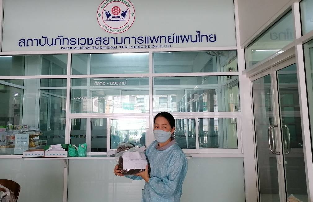 Onab_bitc's tweet photo. สำนักงานพระพุทธศาสนาแห่งชาติได้ประสานกับภัทรเวชการแพทย์แผนไทย ดูแลพระ-เณรป่วยโควิด ขณะนี้มีการถวายการดูแลสุขภาพพระภิกษุสามเณรที่ติดเชื้อโควิด-๑๙ ด้วยสมุนไพรไปแล้ว ๒๓๐ รูป พบว่ามีอาการดีขึ้น คลิกที่นี่👉https://t.co/FVJFmDcZBK https://t.co/6KRxYuDczb