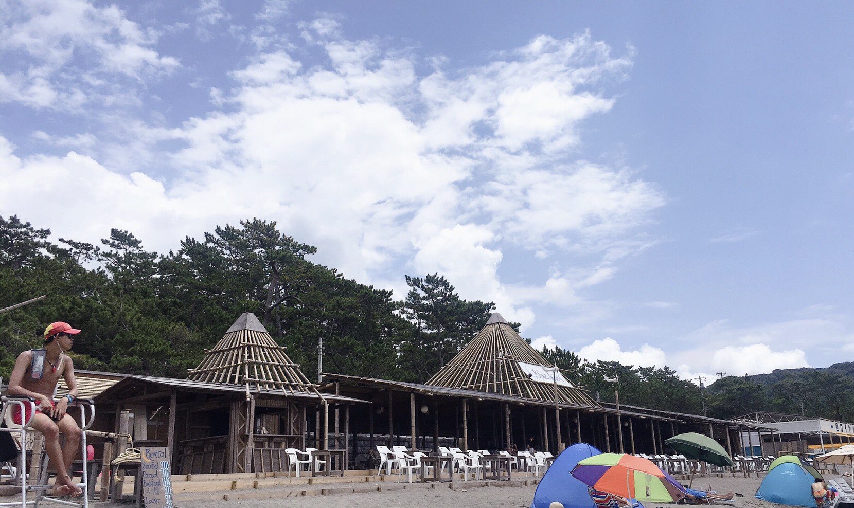 Bluemoon Hayama 30日朝の葉山一色海岸 日差しも優しく海も穏やかです 8月2日 31日まで神奈川県に緊急非常事態宣言が発令される見通しに 葉山町が海水浴場を閉鎖するとなればblue Moonの夏も終わります この週末は営業いたします 一日も早く新型
