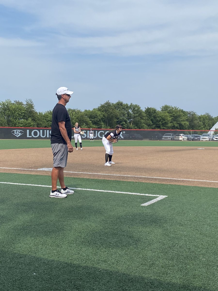SilverHawkSball's tweet photo. A HUGE THANK YOU to @Shanthom10 for coaching the past four years! Shannon took on a young 14U team and brought them up through the 18U ranks. It’s been a joy to watch the girls thrive (&amp; aggressively run the bases!). Thank you for everything, Shannon! See you soon 😎 https://t.co/iqvXqjrzn0