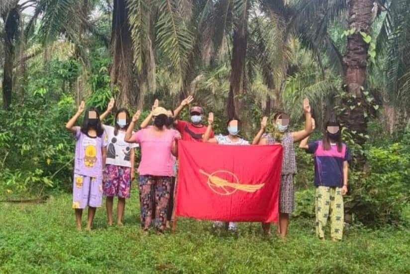 MyoNaingAung13's tweet photo. Pro-democracy youths from LaungLone's #LayThunKhan village staged a guerrilla protest to oppose the Terrorists Regime.
#WhatsHappeningInMyanmar #July30Coup
#OurGovernmentNUG https://t.co/527dtZq7qd