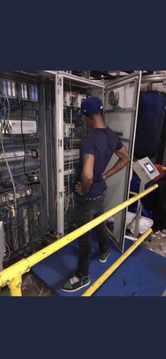 Lukecarey301's tweet photo. Me trying to fix wifi after the router got stolen.  #canthaveshit https://t.co/EAXGn9oucN