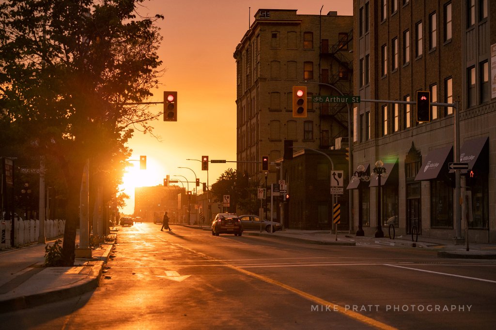 MikePrattPhotos's tweet photo. Golden hour. #Winnipeg https://t.co/5JqT3dkQry