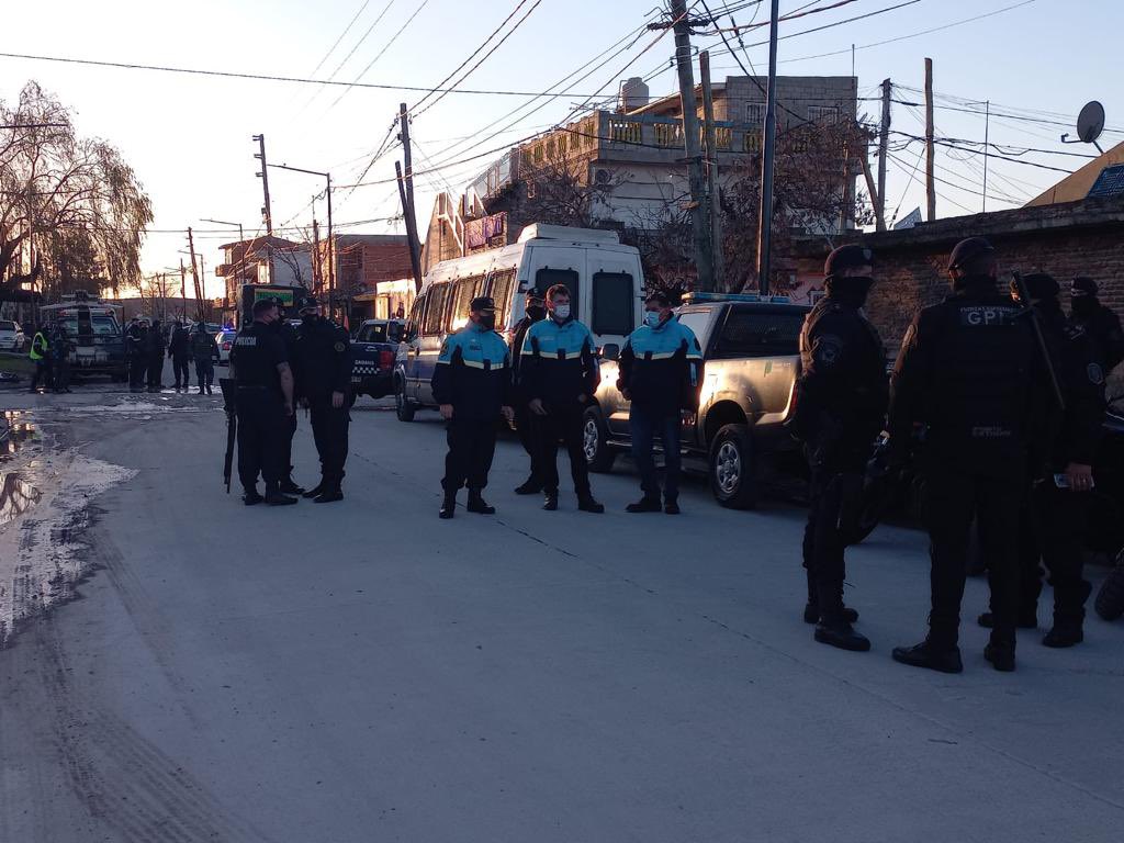 Esta noche se realizaron fuertes operativos de prevención en conjunto con Policía de la Provincia de Buenos Aires en Loma Hermosa y en el Barrio Ejército de Los Andes. 

Seguimos trabajando para seguir mejorando la seguridad en nuestro distrito.