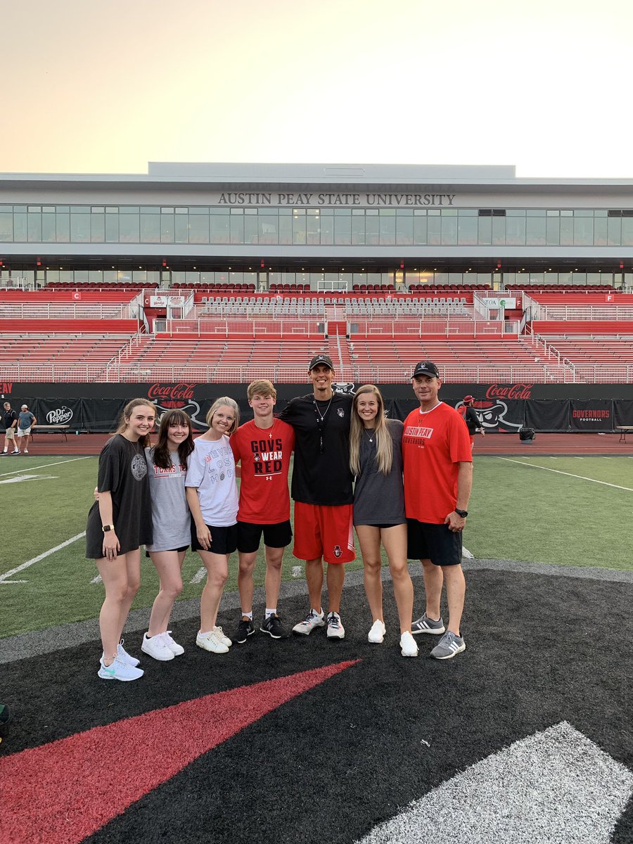evandietrichson's tweet photo. When you get to spend time with family, go to an awesome camp, and get coached by your brother in law all in one trip. Had a blast at Austin Peay’s camp last weekend! #LetsGoPeay🔴⚫️🎩
@APSU_CoachC
@OliviaCochran_ https://t.co/Zct7XbWk8r