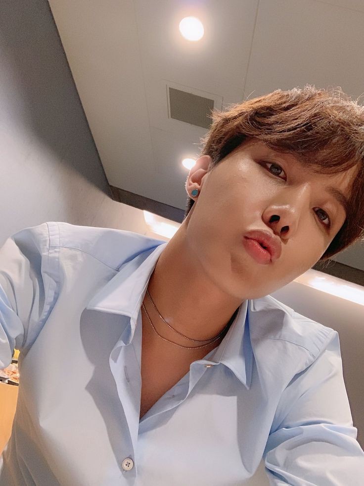 Kattoov14's tweet photo. Hobi es de ese tipo de personas que son muy buenas para este mundo🥺 no lo merecemos, debería recibir todo el amor del mundo

#TEAMAMOSHOBI https://t.co/nO8XpaIvat