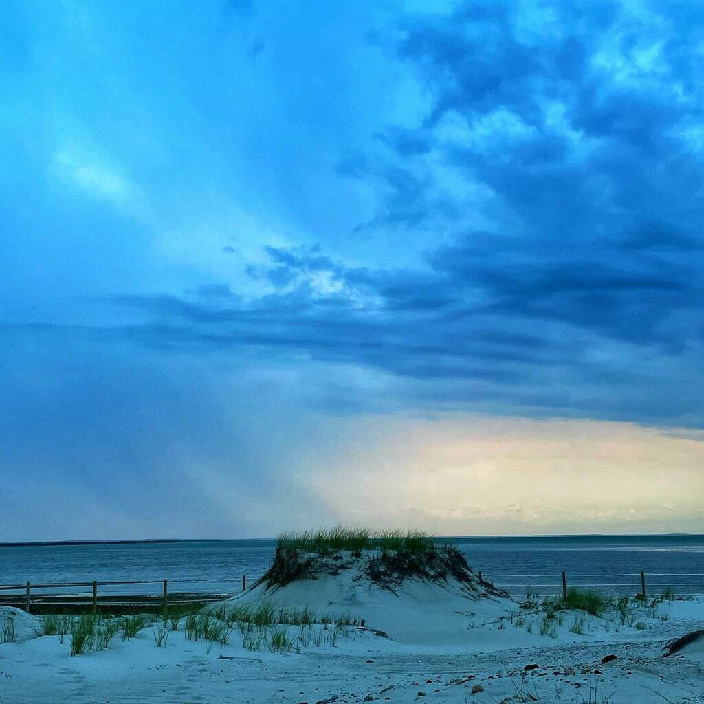 frankruel2's tweet image. Amazing weather moving across Capecod Bay tonight from Chapin Beach #nosunsettonight #stormscoming #capecodimages instagr.am/p/CR7k_ezn-uz/