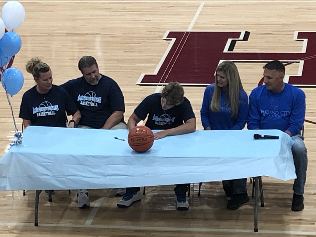 kjpatton67's tweet photo. Henderson County grad @BraydenLyons10 signs to play basketball at Oakland City University. https://t.co/2msER4kYyy