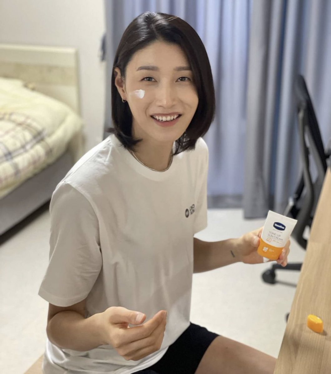 Chloe 韓国の女子バレーボールの選手のキムヨンギョンにガチ恋しすぎてやばい まず身長190cm以上あるって言うのがアジア人の女性と思えなさすぎてやばいし 顔がどタイプ 性格もあんまり知らないけど多分どタイプ レズキラーすぎて辛いわ妄想しか捗ら