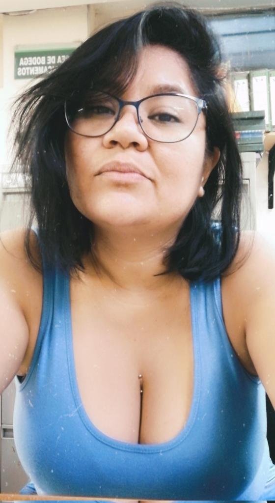 Me ofreció una sonrisa y entonces yo, que nunca había tenido ningún vicio, de pronto ya encontré uno. 🖤