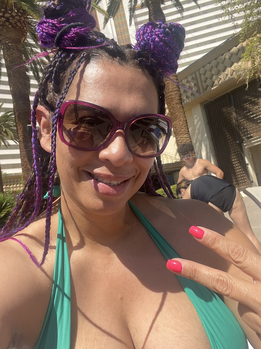 bianca007a's tweet photo. When the family calls and they say #Vegas you grab your crazy hair and go🛫🛬 https://t.co/rJYdJiw9WS
