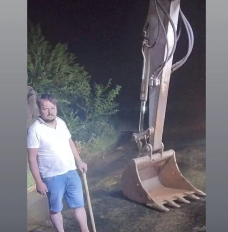 Siz bu insanların haklarını hiç bir yerde ödeyemiceksiniz başka ülkelerde yardıma muhtaç olununca koşan sözde başkan kendi ülkesine yardım etmiyor yazıklar olsun #PrayForTurkey #TürkiyeYanıyor