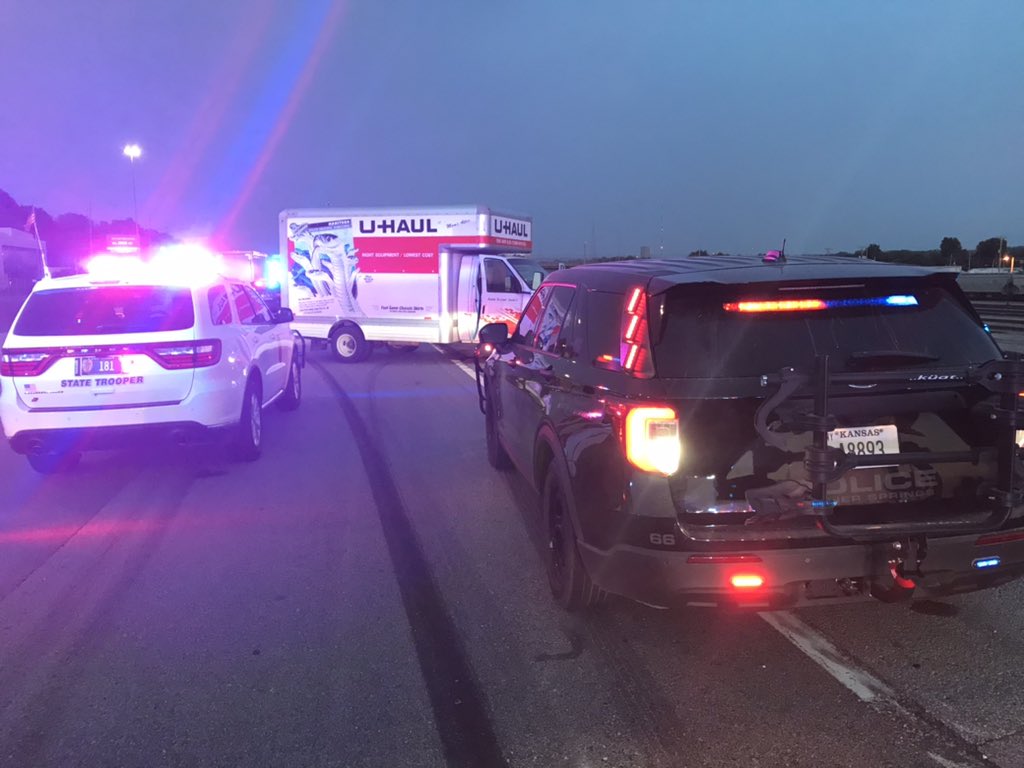 KHPEnEspanol's tweet photo. Troopers ayudaron @BonnerSpringsPD a detener a un delincuente. Después de un despliegue exitoso de @StopStickLtd y una intervención táctica de vehículo, los sospechosos fueron arrestados. Eviten el area de I70 y la calle 18. @kshighwaypatrol https://t.co/usAIejHv8u