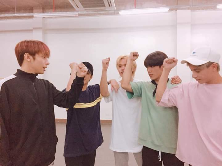 ATINola2's tweet photo. @LOVERSng_ @SB19Official 1. Ito lang. Nung release ng WHAT? MV. Lakas makahatak ni Josh sa elevator scene nya 😂
2. Never. Sana ngayong darating na concert nila, makanuod ako. Manifesting SB19 BITZ online concert ticket 💖
3. MAHALIMA 

BITZCON 2DAYS LEFT
@SB19Official https://t.co/DR8RAIQaQb