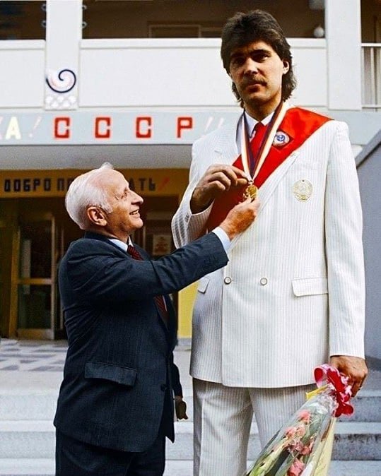 olympic_legends's tweet photo. Александр Гомельский и Арвидас Сабонис ("Жальгирис", Каунас). Сборная СССР по баскетболу. Олимпийские чемпионы Сеула. 1988 г https://t.co/uA2mvQ7jUt
