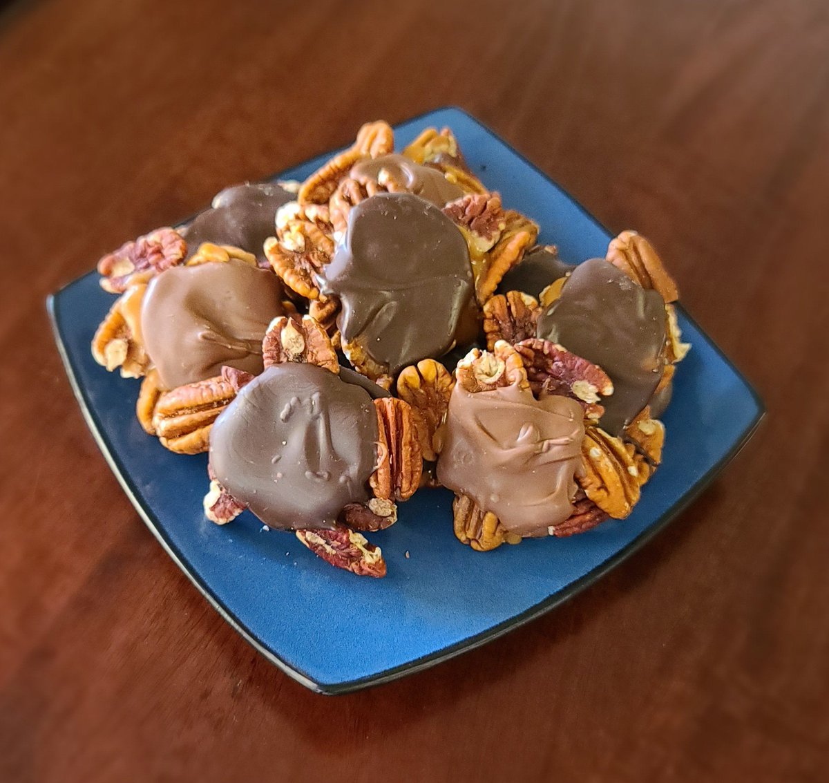 Lindstrom978's tweet photo. Excited to share the latest addition to my #etsy shop: Pecan Turtles https://t.co/KQIpWsFPH2 #darkchocolate #milkchocolate #pecanturtles #caramelturtles #sweettreats #chocolatecandy #pecancandy #chocolate #caramel https://t.co/gsTW0tEOsI