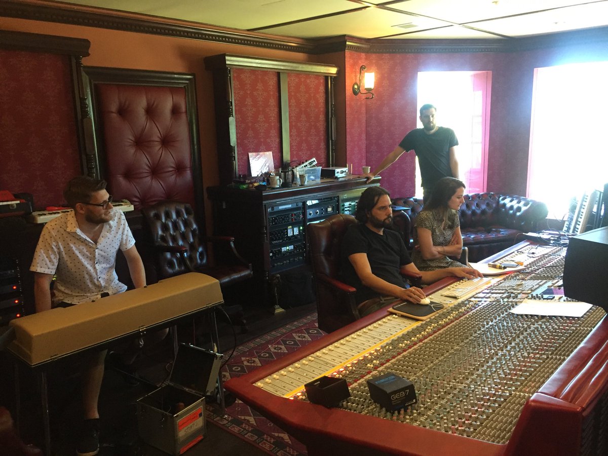 .@shadowlarkmusic recording their debut album at Vada studios with producer @austinmusic79 “Avalanche” is out now ▶️ open.spotify.com/album/2gbHfuJ1… Congratulations Ellen, Chris & James.