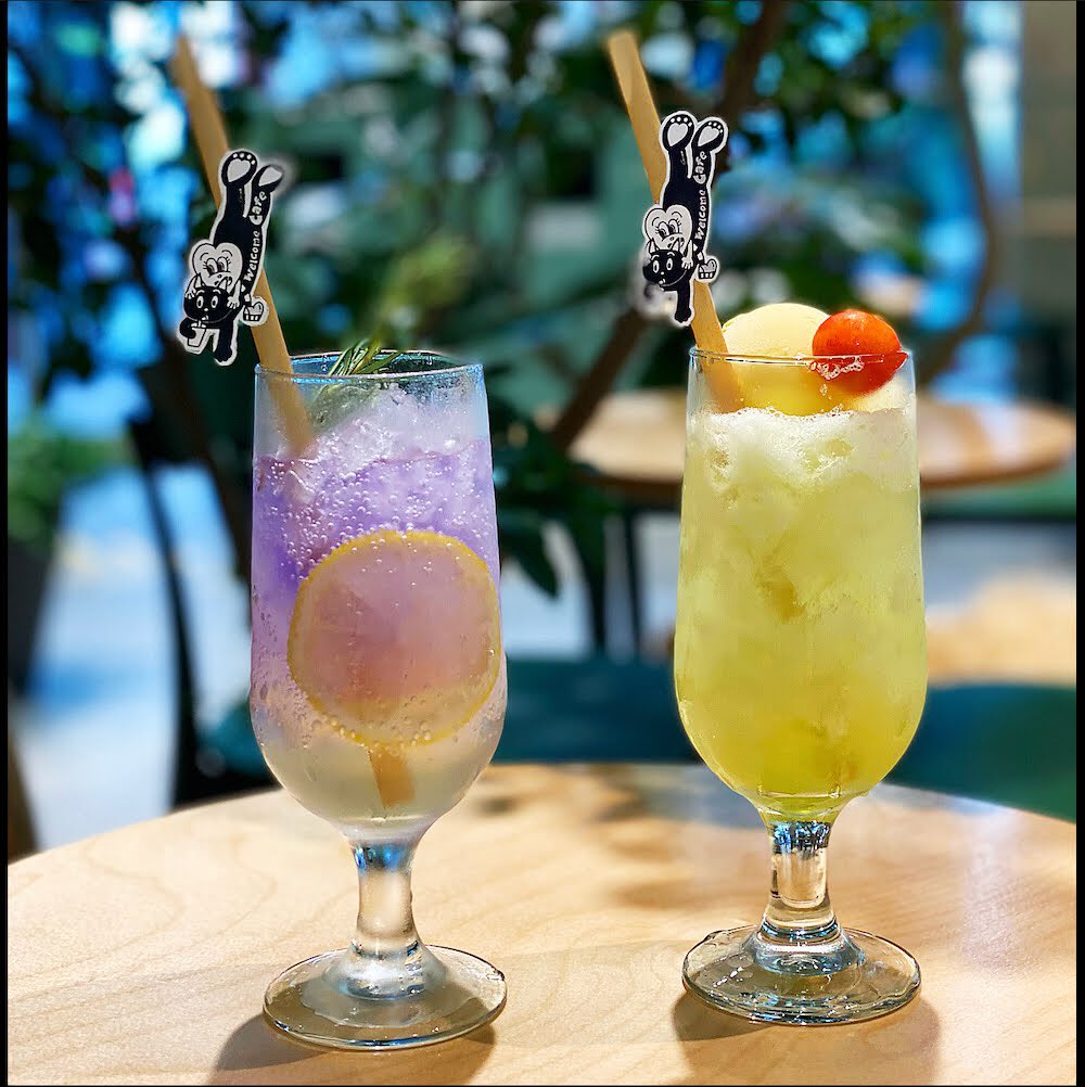 Chocomoo_Exh's tweet image. 「Welcome cafe by.Chocomoo」
おすすめ情報👀

写真右の&quot;生メロンクリームソーダ”🍈のご提供は本日まで😢
メロンの果肉も入って夏にぴったりの一品🍨
#銀座ロフト にお立ち寄りの際にはご賞味くださいね‼️

loft.co.jp/shop_list/info…