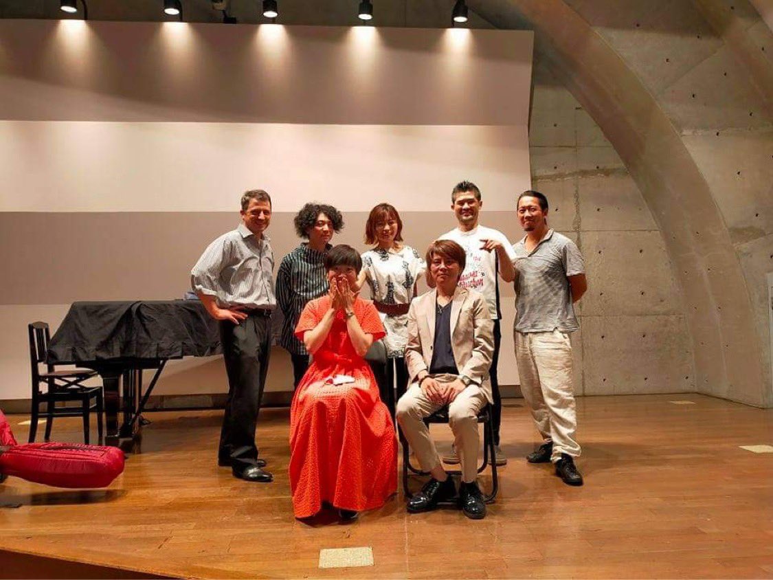 maenin's tweet photo. 昨日は仙川Fix Hallにて西本康朗カルテットでした。
西本さんの難曲に悶えながらも楽しくお届けしました。
そしてnumaco trio素晴らしかった!
配信もあるでよー♪
¥2,000(2週間視聴可)
https://t.co/RyXXfOTAQr
#西本康朗 #numacotrio #仙川fixhall #西本康朗カルテット #yamahadrums #maplecustom https://t.co/0u2cMU75dU