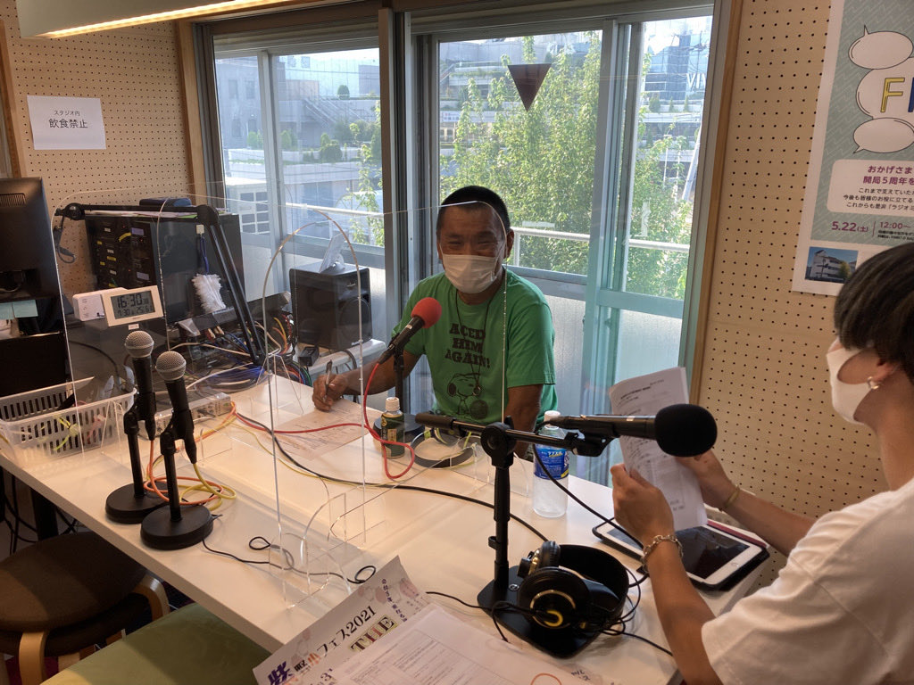 radiomixkyoto's tweet photo. 午後5時からSPLASH MIX KYOTO金曜オンエア！今日のゲストは紫野小学校イベント実行委員会委員長　大達洋平さん♪明日の紫野夏まつりについてお話しいただきますっ
大学生パーソナリティ大橋・進士コンビ、がんばります！
#fm870 #紫野小学校イベント実行委員会 https://t.co/awpmayvBpY