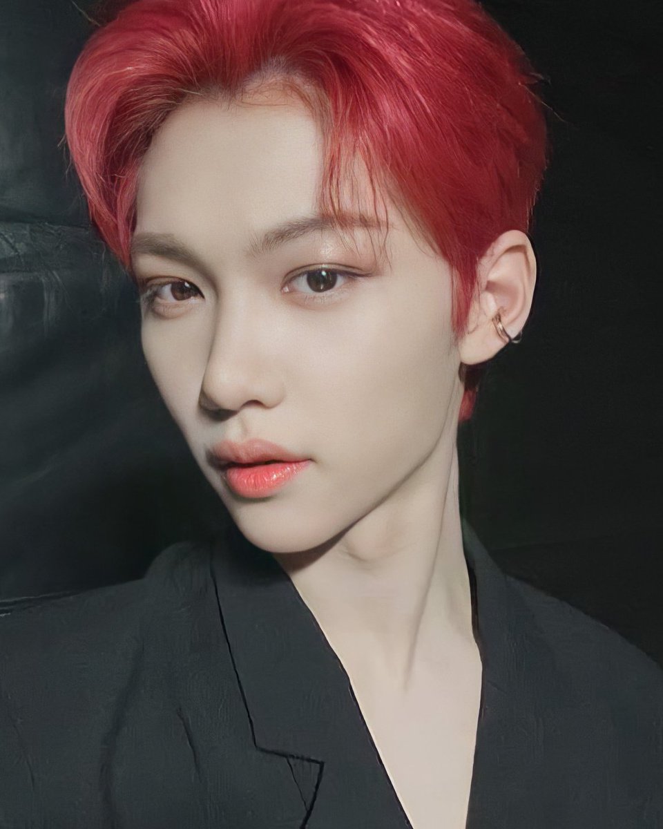 GOTHFEL1X's tweet photo. we need red felix https://t.co/fMGlZNCWIc