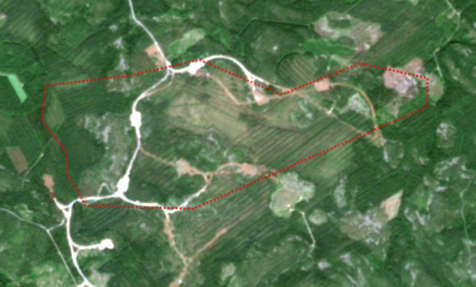 Kalajoen maastopaloalue punaisella ja kohtuu tuore Sentinel 2 satelliittikuva. Onkohan tuo valkoinen tieverkko vaikkapa rakenteilla oleva tuulivoimapuisto? Google Mapsin kuvissa sitä ei vielä ole. #kalajoki #paikkatieto